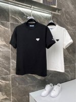 隔天到 Prada 普拉达 高品质320克 手袖字母三角标印花 原版面料 官方同款 短袖T恤 同缸染面料 手感非常舒服 春夏最新砖柜同步 时尚又个性 超级百搭