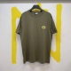 P160Dior宽松版型T恤绿色棉质平纹针织面料Cd Icon 刺绣 Size :S-Xl 这款绿色T恤结合典雅气质与休闲风范。采用棉质平纹针织面料精心制作，胸