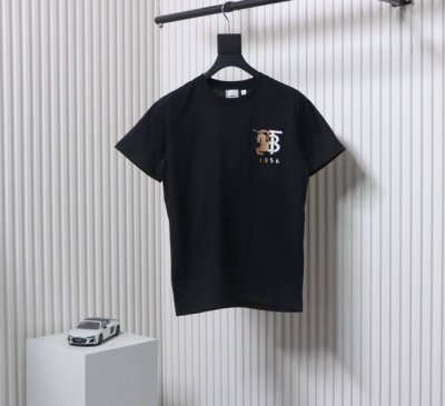 Burberry 巴宝莉 经典刺绣战马Logo短袖 采用50S双股全丝光棉、配32S,2×2螺纹；搭配定织格纹面料、含97%绵、3%氨纶；面料、螺纹统一选用精梳