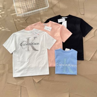 calvin Klein Ck夏季胸口纯色小标刺绣后背大字母压印短袖T恤 520 -面料采用280G双纱爽滑棉，双纱的质感加上爽滑手感，面料整体重磅舒适，细节还