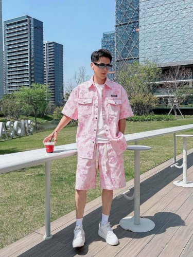 衣服 裤子 克罗心新款 提花满印 立体贴布秀Logo套装 全衣采用定织重磅牛仔面料 独立五金开模成衣重工水洗 耐水性强耐磨性佳印刷暗花字母立体整体效果好 整体洗