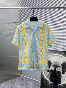 范思哲 Versace 2025Ss新款男士短袖袖 衬衫 衬衣，高端版本！专柜定制面料 透气舒适度高，细节无可挑剔，品牌元素设计理念，体现高品质。手感细腻柔软！