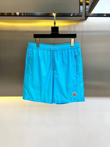 Moncler盟可、官网同步发售，25Fw男士标识贴片沙滩短裤。25S春夏款最新彩色沙滩裤短裤，采用客供高档定制防风防水聚酯纤维面料，这样的面料微弹柔软舒适更垂