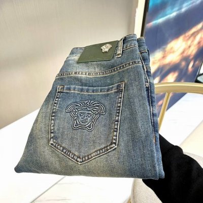 Ves范思哲、2025早春新款 男士口袋小直筒牛仔长裤！进口超柔丹宁牛仔布面料，触感软糯柔和有弹力，同时不失牛仔面料该有的硬挺筋骨感，贴身穿着更是毫无扎刺感可言