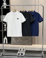 普拉达25Ss夏季新款胸前金属三角标Logo翻领polo短袖T恤 三色选择 男女同款 情侣可搭 店主强烈推荐 采用高品质纯棉针织面料 上身舒适透气不闷热 简约百