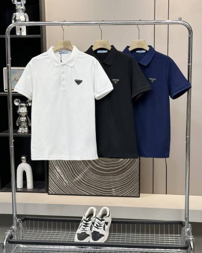 普拉达25Ss夏季新款胸前金属三角标Logo翻领polo短袖T恤 三色选择 男女同款 情侣可搭 店主强烈推荐 采用高品质纯棉针织面料 上身舒适透气不闷热 简约百