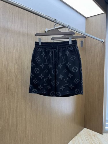 lv 2610春夏新款男士休闲短裤 高端货简洁时尚大方 定制原版进口面料 简洁利落又清爽 品质做工细节经得起任何形式检验简约大方百搭款 上身优雅帅气，焕然一新的