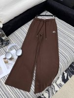 解锁Alo双腰头拼接运动休闲裤 运动时髦两不误 在追求时尚与舒适的道路上 Alo定制织带运动休闲裤绝对是你的不二之选 作为高端运动生活方式品牌Alo Yoga旗