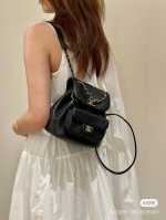 香奈儿 Chanal Duma 双肩包 上新的时候看到实物 就知道他要火了 太洋气了姐妹们 尊嘟很好看 可爱又复古少女心完全架不住 不愧是双肩包里的颜值担当 随