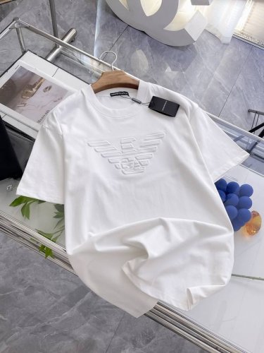阿玛尼夏季新品，全新工艺，高定面料 玉蚕丝般的丝滑 时尚经典圆领短袖时尚单品设计，更加时尚舒适，高标准定制，上身非常有型，客供辅料，客供进口高档面料质感非常细腻