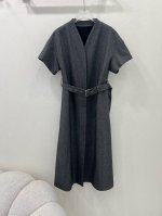 Dio*迪 奥 25早春新款V领同色系腰带 收腰连衣裙 全新定制Yb棉高级灰 气质和活泼相结合，打造气质优雅感、手感柔软细腻、高腰收腰设计，宽松裙摆版型不挑人，