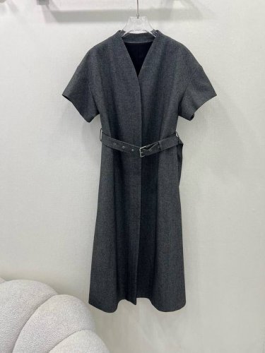Dio*迪 奥 25早春新款V领同色系腰带 收腰连衣裙 全新定制Yb棉高级灰 气质和活泼相结合，打造气质优雅感、手感柔软细腻、高腰收腰设计，宽松裙摆版型不挑人，