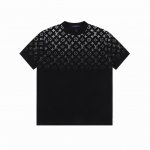 louis Vuitton 路易威登 满印上幅渐变字母印花短袖T恤 定制260G纯棉精梳面料 透气舒适易清洗 数码印花工艺 老花字母Logo元素看起来非常高级感