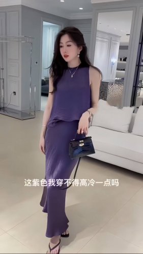 爆款现货大量出高级紫设计感醋酸挂脖双层背心半裙两件套套装 大气 如定制剪裁 垂顺光泽感褶皱肌理松紧腰 紫色 Smlxl
