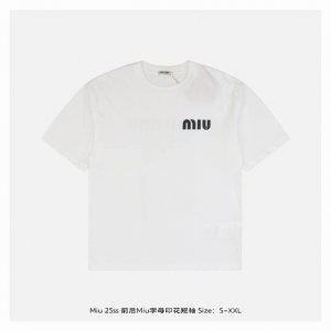 miu Miu 25Ss 前后Miu字母印花短袖 面料采用230克重精梳棉 定制32支1*1螺纹 成衣两遍水洗处理 面料舒适亲肤无异感 定制定染面料 纺织密度高