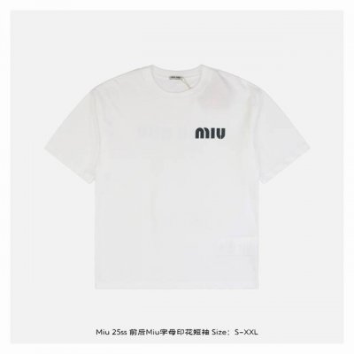 miu Miu 25Ss 前后Miu字母印花短袖 面料采用230克重精梳棉 定制32支1*1螺纹 成衣两遍水洗处理 面料舒适亲肤无异感 定制定染面料 纺织密度高