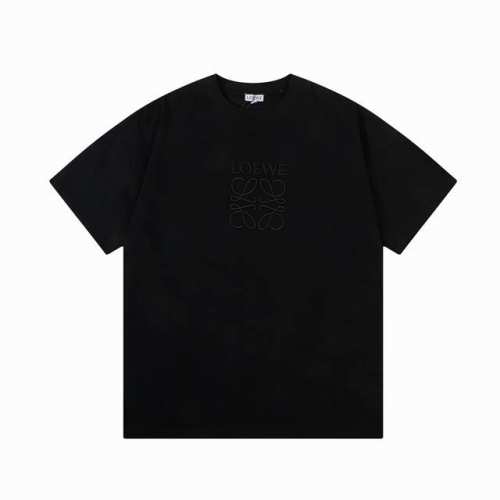 Loewe 罗意威 25Ss 暗纹刺绣徽标短袖 26支精棉紧密平纹 克面料，配套1*1十字罗纹260克，胸前Loewe徽标采用进口机平绣，线面工整整洁，触感细腻