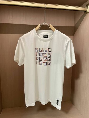 Fendi2025春夏新品双F彩色拼色方块印花短袖T恤；定制100支双股丝光长绒棉面料，从纱线到染色整体工艺流程把控非常严格，抽纱，节点有任何细小的问题都会重做