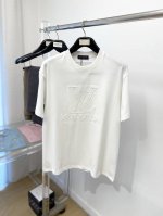 路易威登、2025最新款短袖T恤，帅气时尚，胸前精致刺绣图案字母Logo，简约百搭款。面料棉 不仅挺括，保持潮流的廓形，又穿着舒适，纱织更细腻，码数S-Xxl