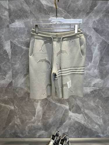 tb汤姆布朗 Thom Browne2025Ss新款针织短裤，定制面料采用威化布织法，提花针织工艺，版型紧致立体，4杠拼接，定制裤绳五金质感强，顺滑，上身舒适透