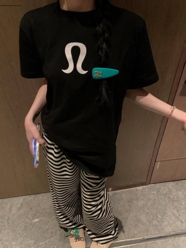 上新！ Lululemon25新款情侣款短袖T！宽松版型！ 采用顶级230克凯迪纯棉爽滑面料！无敌质感！ 高端面料无任何缺点！ 肩部过肩领条领口二本针加固 机洗