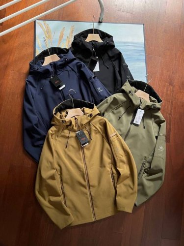 220 新款Ac始鸟情侣款Gore-Tex 防水透气软壳冲锋衣 傲视全网，最新科技面料， 全身压胶技术内里绒面，今年始鸟最新的设计， 市面没有的奢侈级冲锋领+全