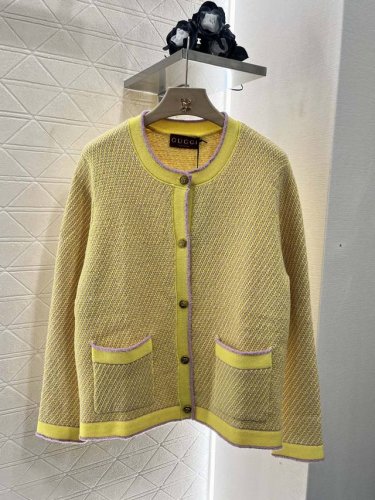 Gucc*2025新品上架 撞色捆边针织开衫 定制Yb羊绒纱线织造 柔软舒适 洋气显瘦 圆领开衫剪裁 可单穿或作外套叠穿 正肩轮廓勾勒肩颈线条 通体以黄底紫包边
