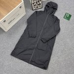 款号A37 Moncler 蒙口风衣大货实拍#新款女士长款带帽风衣外套 帽沿袖口Logo印花工艺 一件值得你的长款风衣！ 对于喜欢休闲、既定穿衣风格的人来说，经