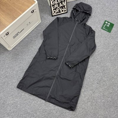 款号A37 Moncler 蒙口风衣大货实拍#新款女士长款带帽风衣外套 帽沿袖口Logo印花工艺 一件值得你的长款风衣！ 对于喜欢休闲、既定穿衣风格的人来说，经