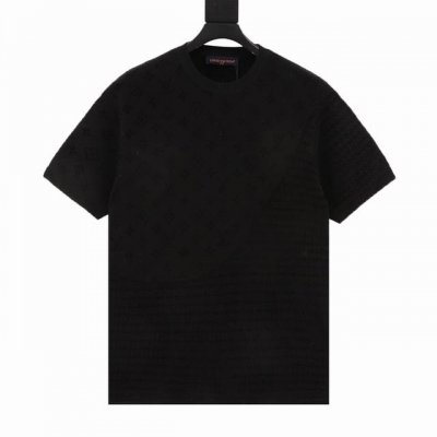 louis Vuitton 路易威登 老花满印针织套装短袖 原8,850购入 采用高质纯棉14S细针织片 德国进口提花机织片而成 电脑扫描胸前描绘字母图案 提花
