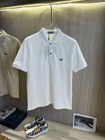 prada普拉达 2025春夏新款polo衫商务休闲翻领短袖T恤，精致合体的剪裁版型衬托出了极简主义的设计风格，把优雅风展露的一览无余！高克重260G纯棉珠地面