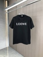 D Loew 罗意威 2025春夏新款 圆领短袖 激光烧花刻字模工艺 采用高克重320克双纱精梳棉面料 微宽松版型 面料手感柔软厚实 男女同款 颜色：黑 白 码