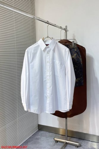 L357 Gugucci 刺绣图案长袖衬衫 工艺说明：面料采用象牙白棉质面料，后帽Logo刺绣工艺，扭扣开合门襟，整体走线平直细腻，面料舒适柔软，颜色一致无色差