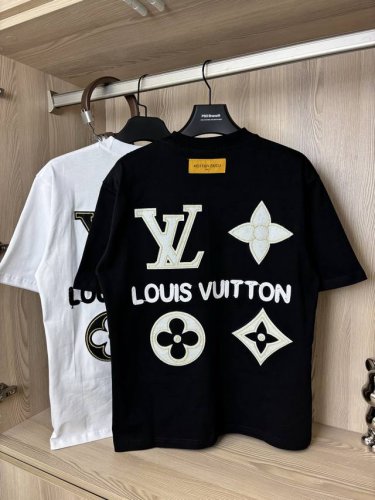 款号：Dc100# Lv 路易威登加密府绸缎衬立体拱桥绣花+绳绣字母Logo短袖T恤 280克纯棉双砂面料 所有面料均已提前做过缩水 品质第一 所见即所得 不会