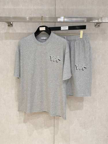 25Ss Dior Homme 迪奥 桀傲 重磅圆领短袖T恤短裤套装 选用 克双纱平织棉面料打造 重工刺绣工艺 男女同款 码数 S-Xl 颜色 白色 花灰色 深