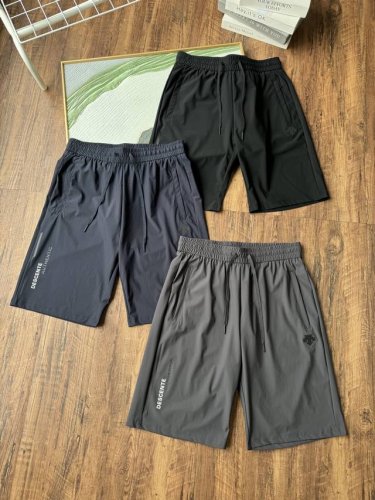 迪桑特男士夏季速干短裤，是夏日运动与休闲的理想之选。它采用先进的速干面料，锦纶粗条面料，透气排湿能力强，能快速挥发汗水，保持干爽，防止异味。短裤弹性出众，运用弹