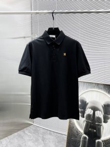 爱马仕 2025Ss夏季新款 翻领短袖T恤 polo衫 高端版本 专柜定制面料 透气舒适度高 细节无可挑剔 品牌元素设计理念 体现高品质 手感细腻柔软 呈现休闲