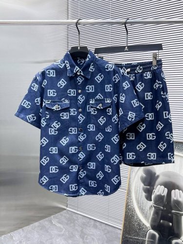 杜嘉班纳 Dg 2025Ss春夏新款 休闲 短袖 短裤裤 套装，高端版本！专柜定制面料 透气舒适度高，细节无可挑剔，品牌元素设计理念，体现高品质。手感细腻柔软！