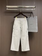 P310Balenciaga 多袋工装裤休闲裤．常规设计裁剪兼具个性时尚范儿，怎么搭配都好看，与生俱来的不平凡．面料极为细腻的油润质感．具有高弹性回复效果，抗皱