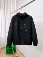 p340 阿玛尼 2025开春新款夹克外套，秀场新品品相非常完美，穿着舒适保暖，原单三标齐全 色泽饱满诱人，非常出彩的设计，轻松将时髦感进阶，做工极为考究严谨，