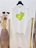 Size：S M L Xl 蓝白两色 宽松版型 男女同款 197646252081 Loewe 罗意威 2025新春限定可爱蛇蛇直喷印花轻盈棉质平纹针织 T 恤
