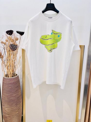 Size：S M L Xl 蓝白两色 宽松版型 男女同款 197646252081 Loewe 罗意威 2025新春限定可爱蛇蛇直喷印花轻盈棉质平纹针织 T 恤