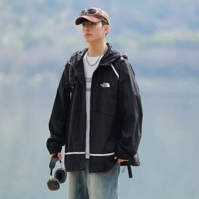 The North Face 北面防晒服夹克 这款不仅仅是防晒那么肤浅 高品质面料 手感柔滑 上身效果舒适透气 优质的缝纫线条 精致的做工 微螺纹收紧袖口 下摆