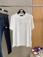 lv 2025Ss蛇年贺岁款春夏精品短袖T恤 官网同步 高端品质 定制顶级纯棉面料，顶级大厂1:1制作，时尚大牌重工艺Logo设计，手感柔软细腻 穿着亲肤舒适