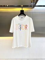 Dio迪奥、2025早春手绘印花标识徽章圆领短袖T恤。客供精纺针织棉面料,手感质感顺滑细腻,轻薄透爽,内外兼具的裁剪工艺,时刻保持足够完美的造型.别具一格的手绘