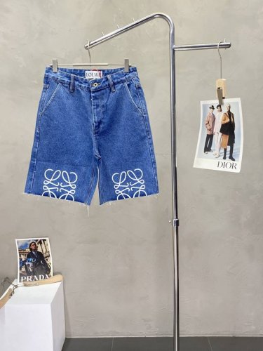Loewe罗意威独家专供新款 休闲牛仔短裤高端版本！专柜定制面料 透气舒适度高，细节无可挑剔，品牌元素设计理念，体现高品质。手感细腻柔软！呈现休闲裁剪，上身版型