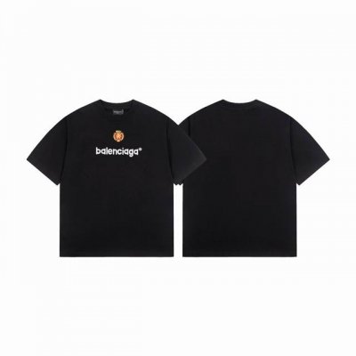 110 巴黎世家 Balenciaga曼联联名款绣花短袖 -定染260G纯棉柔软面料，布面干净，布纹清晰，手感非常细腻扎实，更加力挺 -标准全身印花技术，整衣立