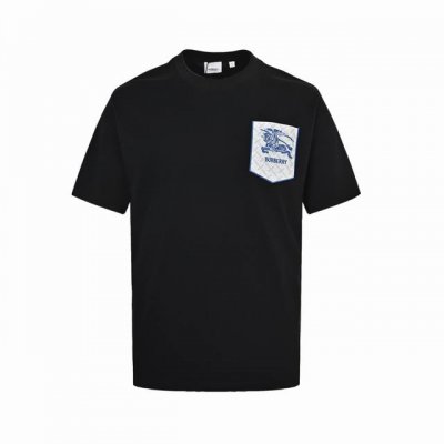 Burberry 巴宝莉 25Ss 皮革口袋刺绣战马短袖 今年夏天最新款经典耐看，时尚精简的一款标语T 无多余花里胡哨， 随意搭配感受英式风格的独特魅力！客供