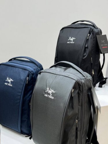 颜色到齐！Arc'teryx 始祖鸟 Blade 28 中性成人双肩包 电脑包 适用于穿越城市景观和探索世界！ 功能性组合 方便实用且重量轻 专为城市通勤打造