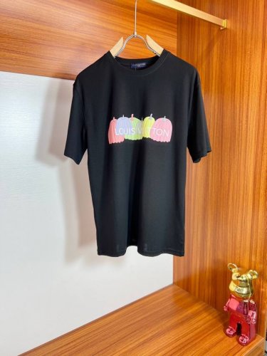 lv** 2025春夏款 官网同步 面料采用纯棉精梳棉面料，上身版型超正！日常百搭，衣橱必备单品！ 尺码 M-Xxxl